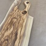בוצ’ר מעץ זית טבעי עם ידית ומקום למלח ופלפל
