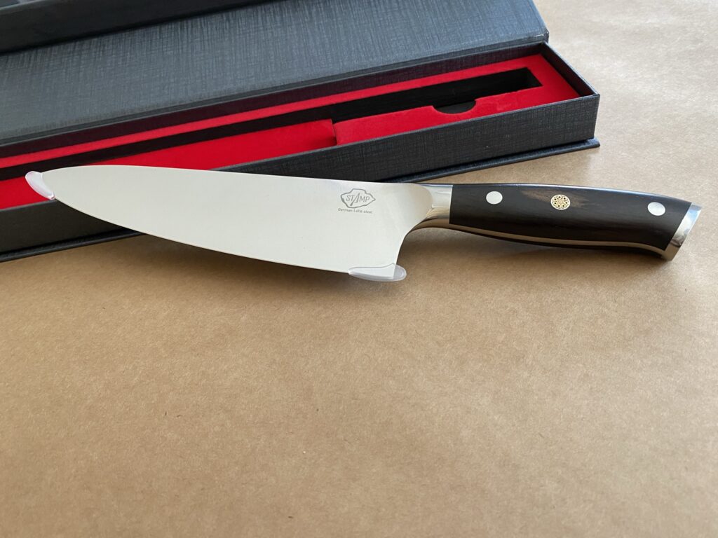 סכין שף עם חריטה