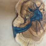 בוצ’ר עגול מעץ זית בשילוב אפוקסי